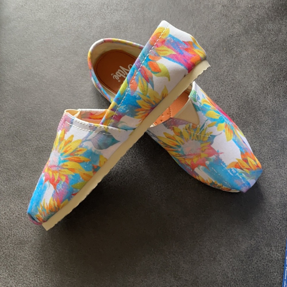 Yes We Vibe, slip on causal sunflower shoes Sz 5-6